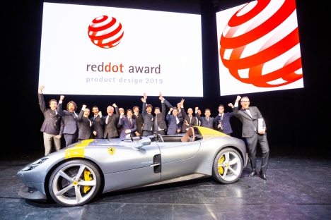 Sieger des 'Red Dot Awards' und das Ferrari-Designteam geehrt -